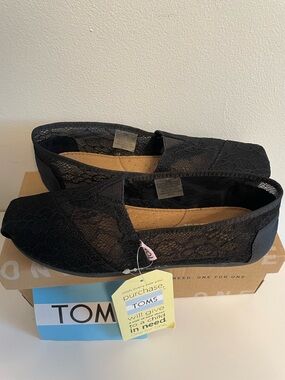 TOMS Black Lace Classic Slip-On Box Label